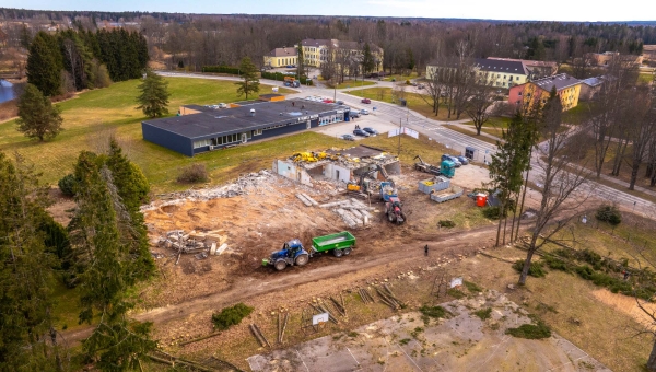 Möödunud nädala viimastel päevadel olid Väimelas endise Miidu motelli lammutustööd täies hoos. Ehitusega alustamist plaanitakse juba uue kuu alguses. Foto: AIGAR NAGEL